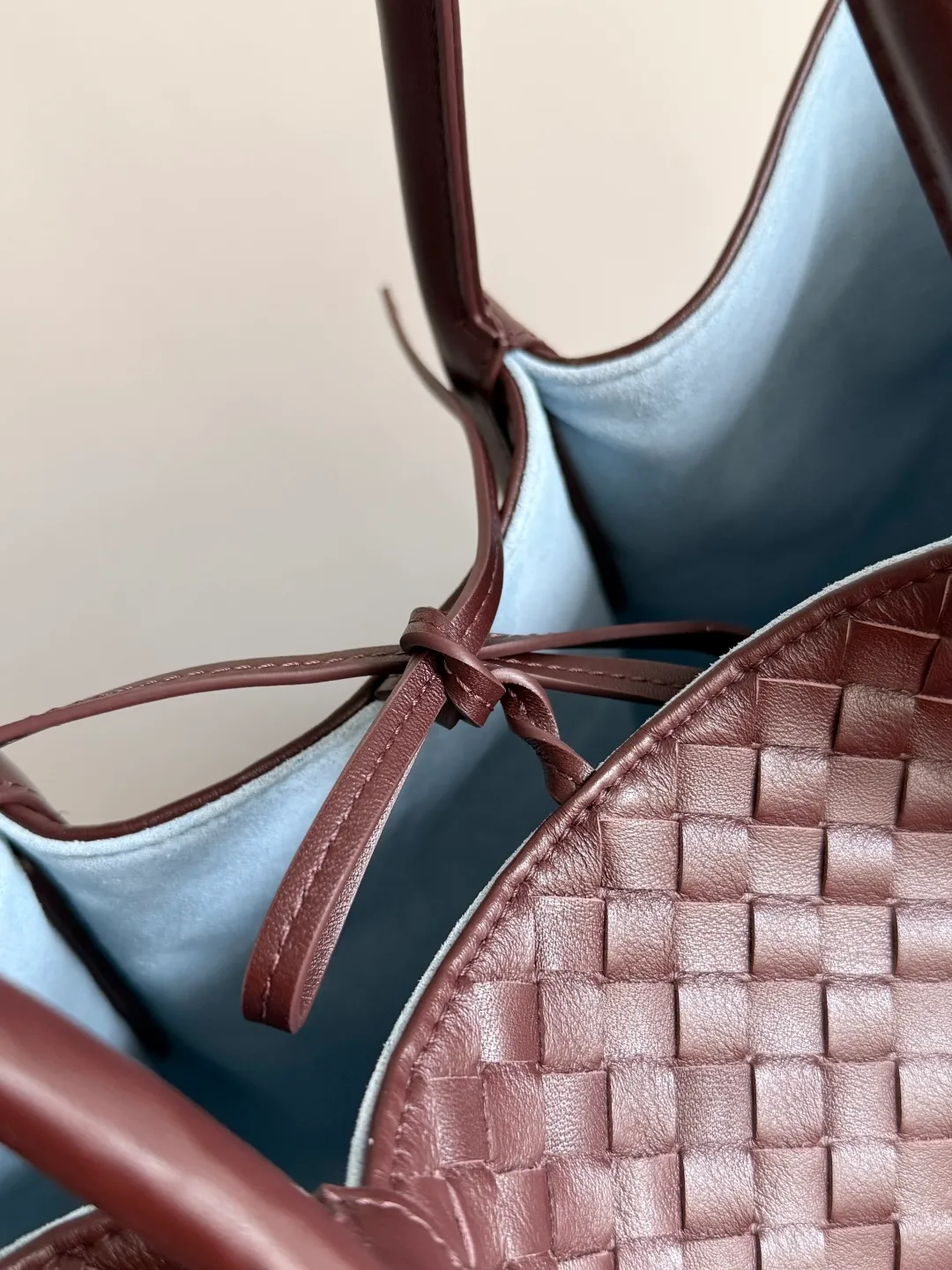 Batch 2660 Bottega Veneta 2025 new product PINACOTECA bag, iconic weaving process, skillfully crafted with 10mm Intrecciato process and equipped with suede lining. Four small strips of leather add character to the design and make the bag more stable. Relaxed yet sophisticated, casual yet refined, suede lining and double-sided design, suitable for shoulder and hand carry. The four straps can be adjusted into different shapes. One pack can be switched between two uses, easily integrating into your daily rhythm. Style number: 817166 Size: 43*23*17.5cm